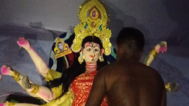 ঠাকুরগাঁওয়ে পূজার সময় হঠাৎ ভেঙে পড়লো দুর্গার প্রতিমা