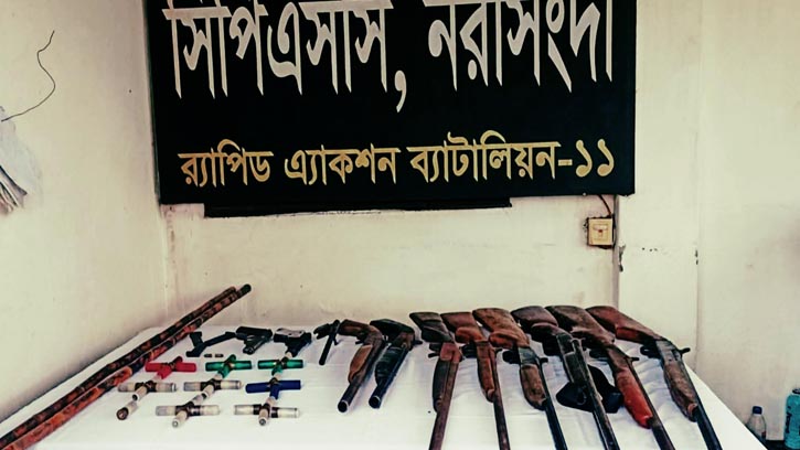 রায়পুরায় র‍্যাবের অভিযানে অস্ত্রসহ গ্রেফতার ৮