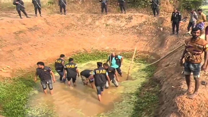 কুমিল্লায় পুকুর থেকে আগ্নেয়াস্ত্র উদ্ধার