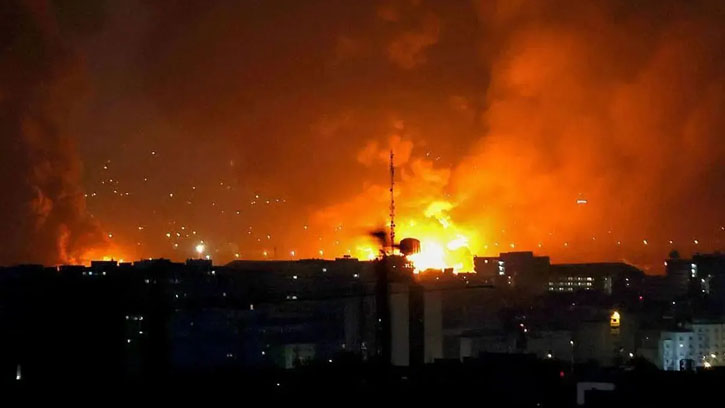 ইসরায়েলি হামলায় তেহরানে তেলের ডিপোতে বিস্ফোরণ