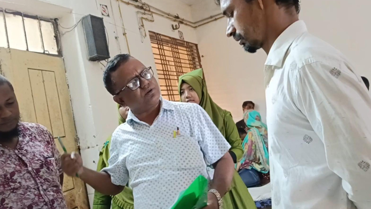 রোগীর স্বজনকে গালিগালাজ, অবশেষে বরখাস্ত সেই চিকিৎসক 