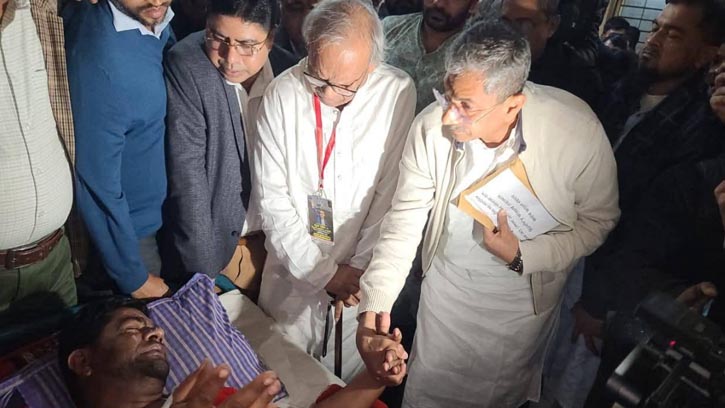 দগ্ধ বিএনপি নেতাকে দেখতে লক্ষ্মীপুরে তারেক রহমানের উপহার নিয়ে রিজভী