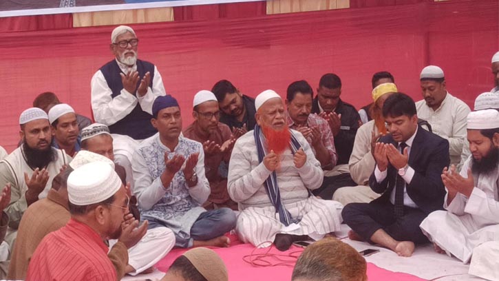 বেগম খালেদা জিয়ার দ্রুত সুস্থতা কামনায় পঞ্চগড়ে দোয়া মাহফিল