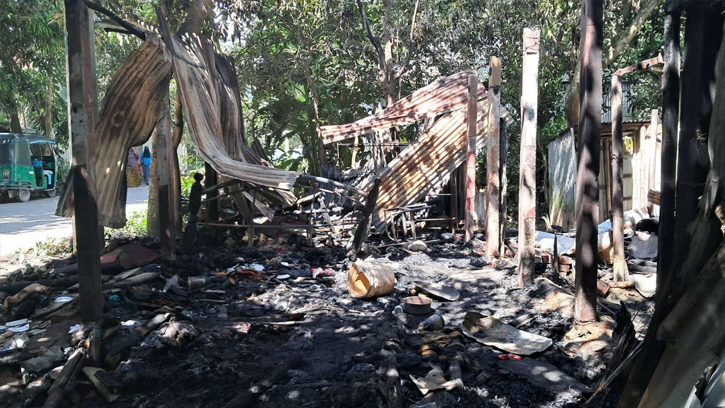 চুরির বিচার চেয়ে নিঃস্ব বিধবা বৃদ্ধা 