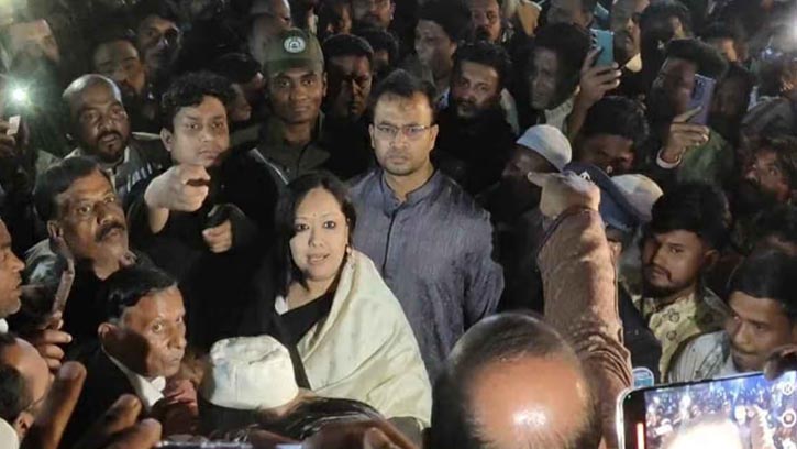 শহীদ মিনারে শ্রদ্ধা জানাতে পারেননি রুমিন ফারহানা