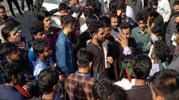 হাদি হত্যা: সাইন্সল্যাব মোড় অবরোধ শিক্ষার্থীদের 