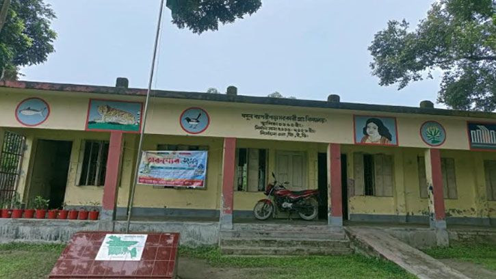 জরাজীর্ণ ভবনে পাঠদান, আতঙ্কে শিক্ষার্থীরা 