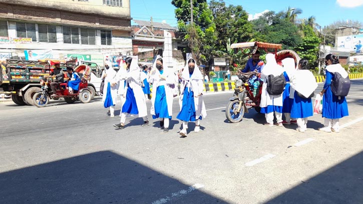 হাটহাজারীতে ঝুঁকিপূর্ণ সড়ক পারাপারে শিক্ষার্থীদের জীবনের ঝুঁকি