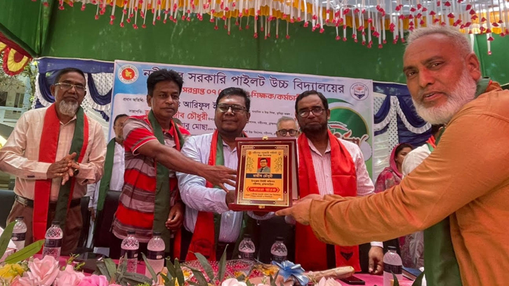 নবীনগরে অবসরপ্রাপ্ত শিক্ষক-কর্মচারীদের বিদায় সংবর্ধনা