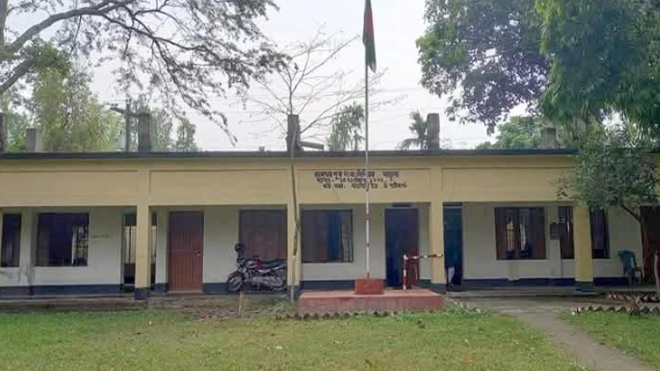 ঢাকায় শিক্ষকদের ওপর হামলার প্রতিবাদে ঘোড়াঘাটে শ্রেণি কার্যক্রম বন্ধ