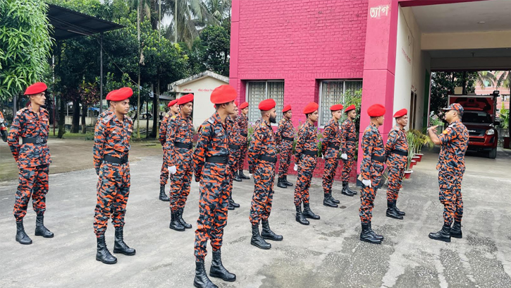 হাটহাজারী ফায়ার স্টেশন পরিদর্শন করলেন ফায়ার সার্ভিসের পরিচালক