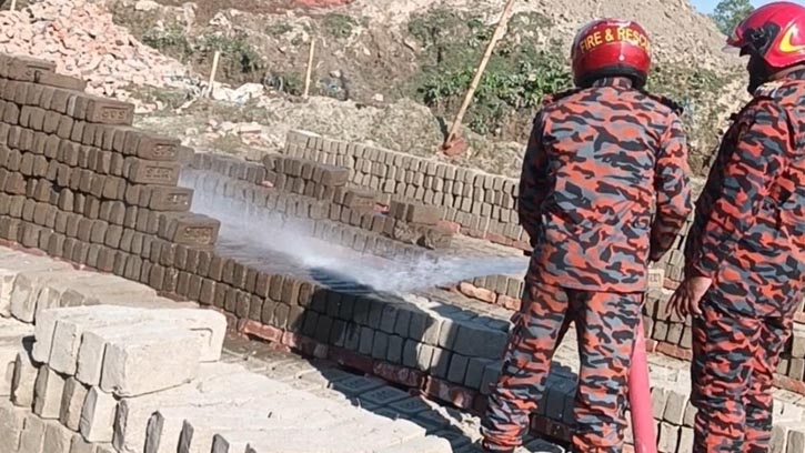 লাইসেন্স ও পরিবেশের ছাড়পত্র না থাকায় ইটভাটায় অভিযান 