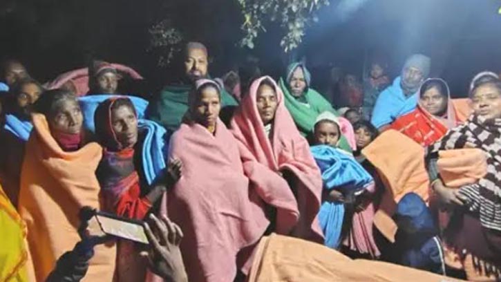 ঘোড়াঘাটে ইউপি চেয়ারম্যানের ২২শ কম্বল বিতরণ