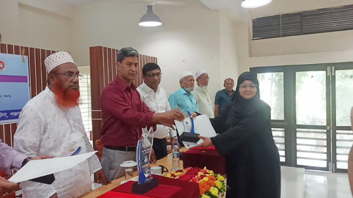 পঞ্চগড়ে সেরা শিক্ষার্থীদের পুরস্কার বিতরণ 