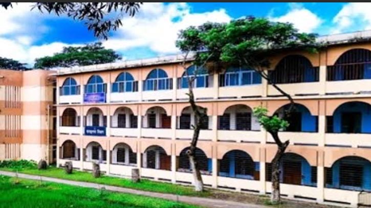 শিক্ষকসংকটের কারণে লক্ষ্মীপুর সরকারি কলেজে শিক্ষার্থীদের পাঠদানে ঘাটতি