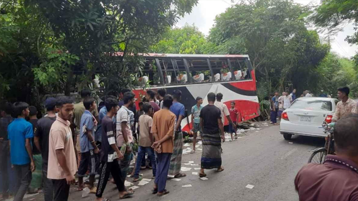 বাগেরহাটে শিক্ষক নিহত: শিক্ষার্থীদের সড়ক অবরোধ