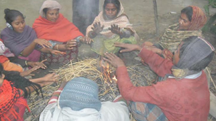ঘোড়াঘাটে ঘন কুয়াশা ও তীব্র শীতে বিপর্যস্ত জনজীবন