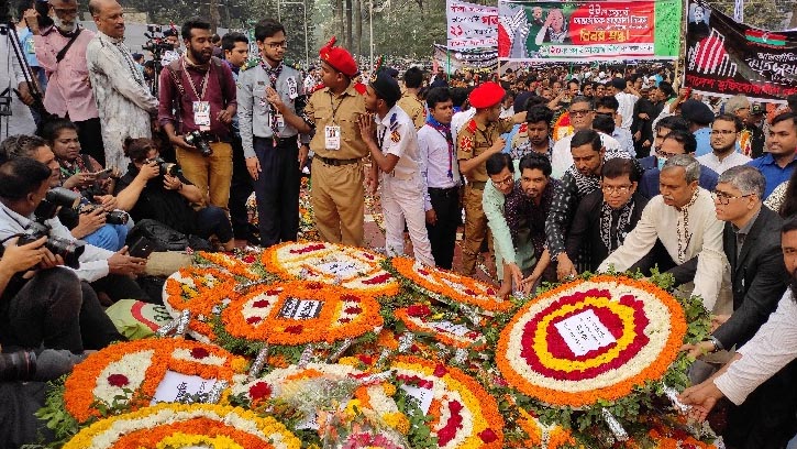 একুশের সকালে শহীদ মিনারে সর্বস্তরের মানুষের ভিড়
