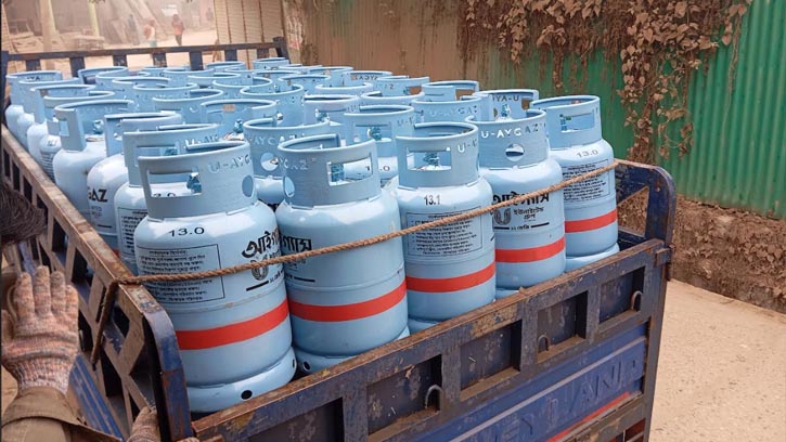 নবীনগরে গ্যাস সিলিন্ডারের দামে নৈরাজ্য, কম ওজনে বিক্রি