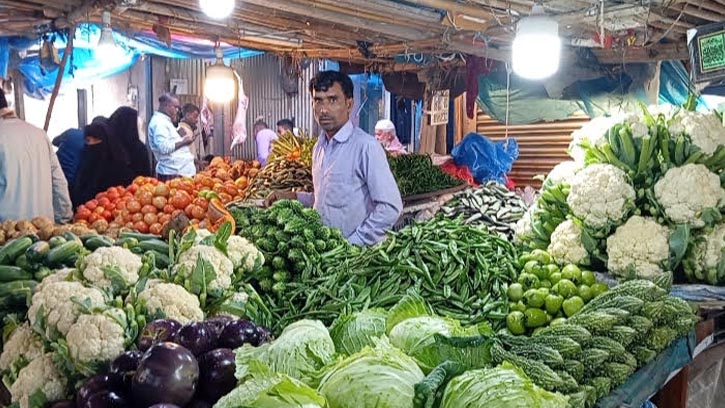 শীতের সবজিতে বাজার ভরপুর, তবু ক্রেতা নেই