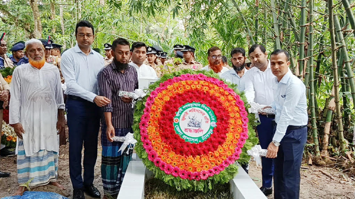 চাঁদপুরে জুলাই আন্দোলনে ৩১ শহীদের কবরে শ্রদ্ধা নিবেদন