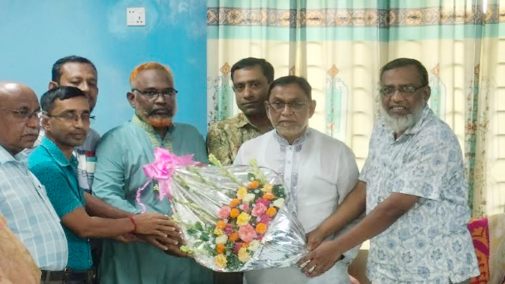 নবনির্বাচিত জেলা মুক্তিযোদ্ধা কমান্ডার স ম শহিদুল ইসলামকে সংবর্ধনা