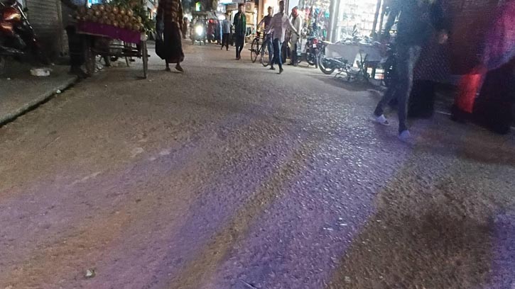৩ কোটি টাকার সড়ক সংস্কারের দুই মাসেই উঠে যাচ্ছে পাথর
