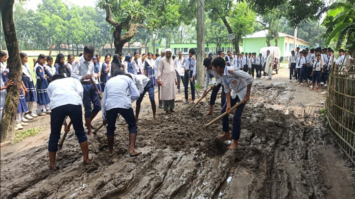 পঞ্চগড়ে খানাখন্দে ভরা সড়ক: সেচ্ছাশ্রমে মেরামত করলো শিক্ষার্থীরা