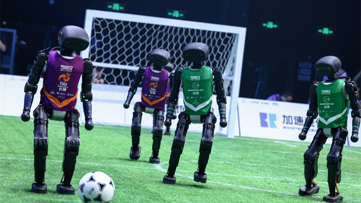 ফুটবলে পা রাখল কৃত্রিম বুদ্ধিমত্তা চালিত রোবটরা