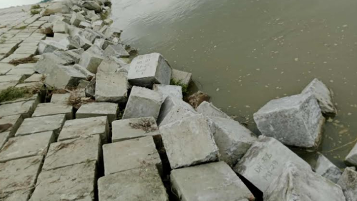 কুড়িগ্রামে ধরলা নদীর বাঁধ দেবে যাওয়ার আশঙ্কা, ঝুঁকিতে হাজার হাজার পরিবার 