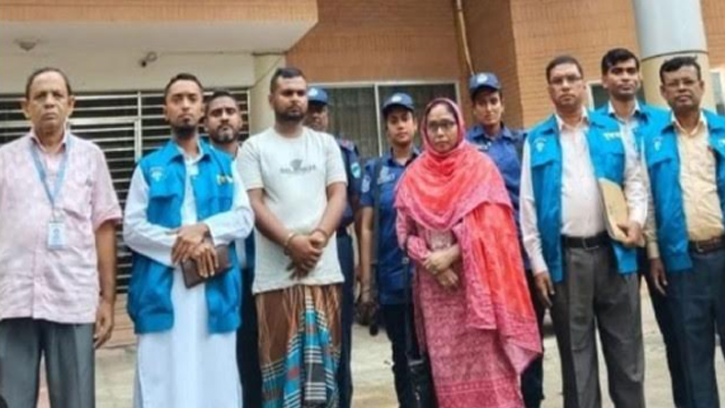 বেনাপোল কাস্টমস কর্মকর্তা ও সহযোগীর সাত দিনের রিমান্ড চাইলো দুদক