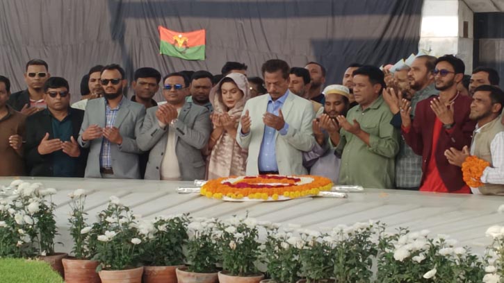 বাকেরগঞ্জে শহীদ জিয়া-বেগম জিয়ার মাজারে বিএনপি নেতাদের শ্রদ্ধা নিবেদন