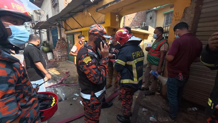 মিরপুরের রাসায়নিক গুদামের আগুন নিয়ন্ত্রণে সময় লাগবে: ফায়ার সার্ভিস
