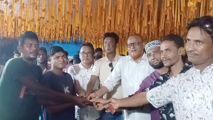 ঘোড়াঘাটে বিএনপি নেতার পূজা মন্দির পরিদর্শন