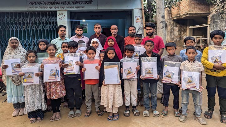 হাটহাজারীতে ৫০ শিক্ষার্থীর মাঝে শিক্ষা সামগ্রী বিতরণ
