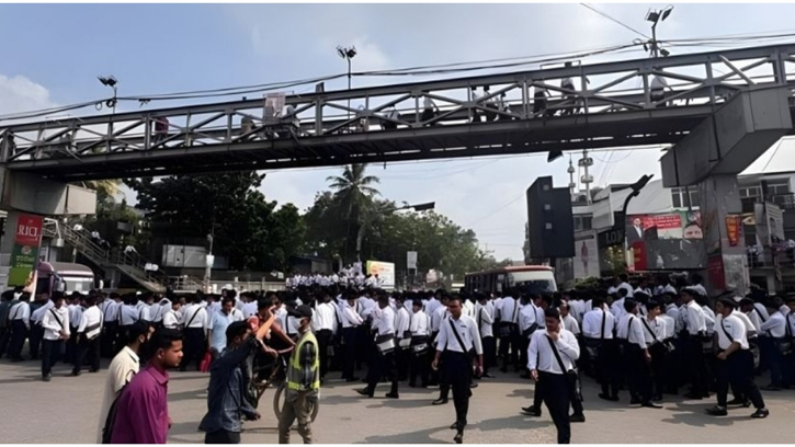 ঢাকা কলেজ শিক্ষার্থীদের অবরোধে দুর্ভোগে নগরবাসী