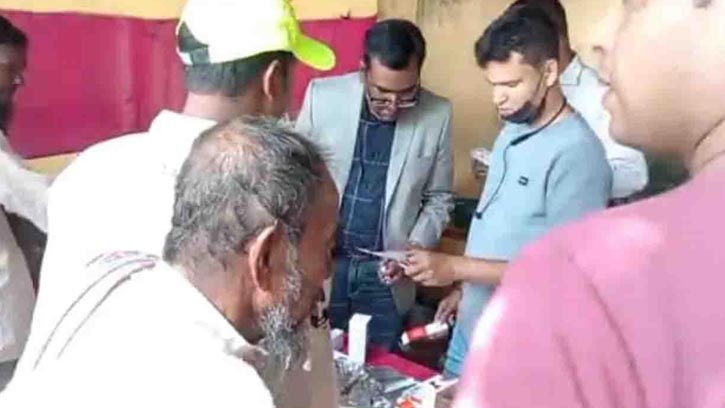 ঘোড়াঘাটে দরিদ্র মানুষকে বিনামূল্যে চিকিৎসা প্রদান