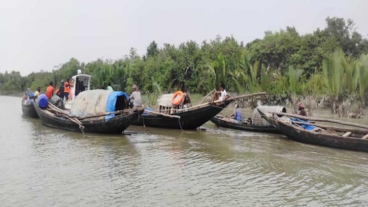 বছরভর নিষেধাজ্ঞায় দিশেহারা সুন্দরবনের জেলেরা