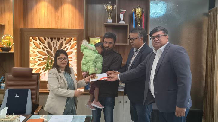 সড়কের পাশে উদ্ধার হওয়া শিশুটির পাশে দাঁড়াল ‘স্বপ্ন’