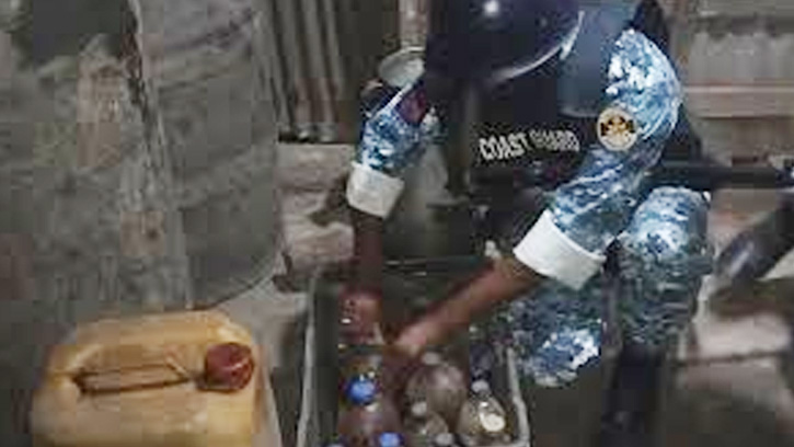 অবৈধভাবে তেল মজুত: পাথরঘাটায় ব্যবসায়ীকে জরিমানা