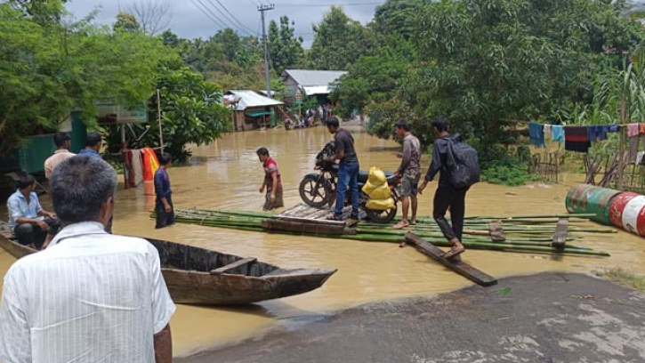 ভারী বৃষ্টিতে ডুবল সড়ক, সাজেকে আটকা কয়েকশ পর্যটক