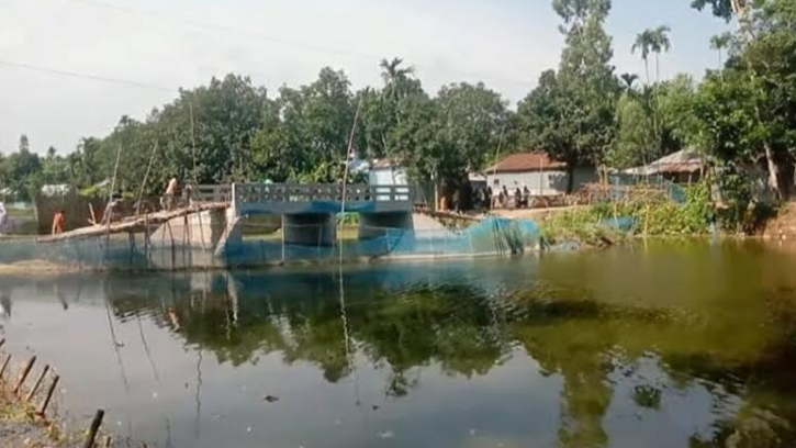 গাইবান্ধার সুন্দরগঞ্জে কালভার্ট ব্রীজ আছে, নেই যাতায়াতের সড়ক