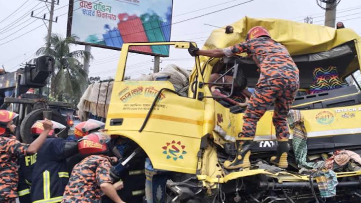 সীতাকুণ্ডে দুই ট্রাকের সংঘর্ষে চালকের মৃত্যু 