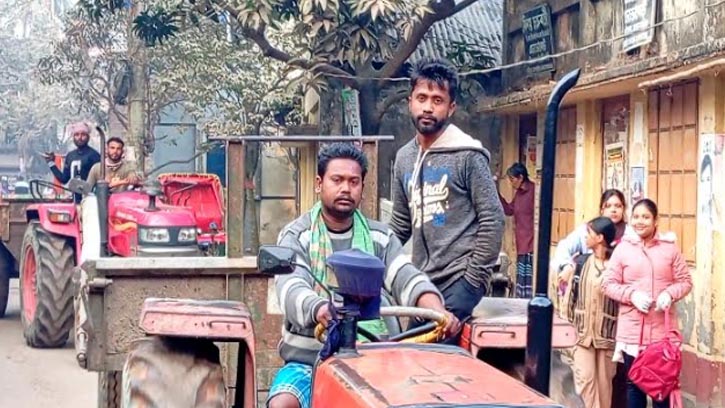 স্কুল শুরুর আগেই রাস্তায় মৃত্যুফাঁদ, নবীনগরে ট্রাক্টরের দাপট