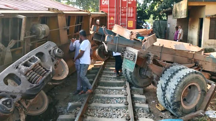 চট্রগ্রামের সাগরিকায় ট্রাক-মালবাহী ট্রেনের সংঘর্ষ, তদন্ত কমিটি গঠন
