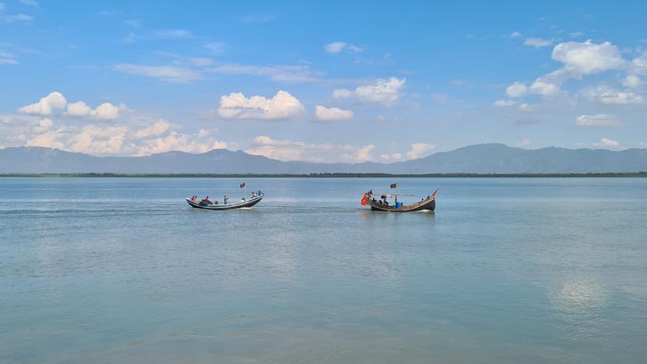 আরাকান আর্মির কবলে ট্রলারসহ ৫ জেলে