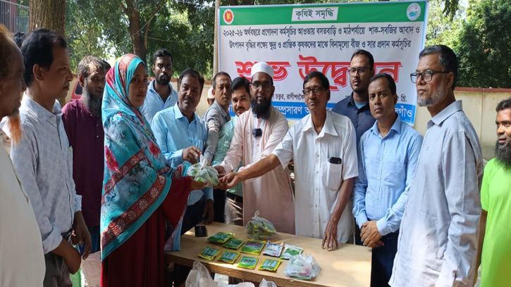 রাণীশংকৈলে কৃষকদের মাঝে বিনামূল্যে বীজ ও সার বিতরণ