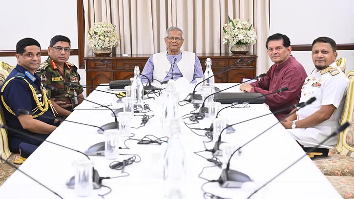 প্রধান উপদেষ্টার সঙ্গে তিন বাহিনীর প্রধানদের সাক্ষাৎ