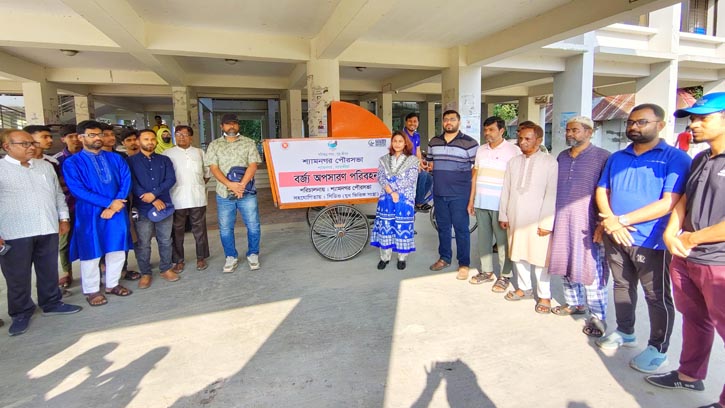 শ্যামনগর পৌরসভায় সিডিও’র ভ্যান হস্তান্তর