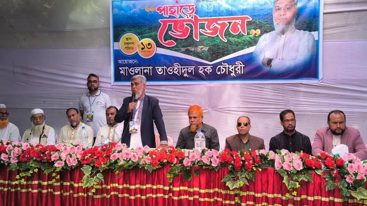 সীতাকুণ্ডে ফিরে সম্প্রীতির বার্তা দিলেন মাওলানা তাওহিদুল হক